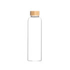 Schlanke Glas-Trinkflasche mit einem schlichten Bambus-Schraubdeckel.