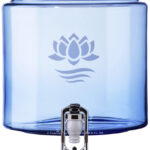 Elegantes, blau getöntes Glasgefäß mit 8 Litern Fassungsvermögen und Zapfhahn, ein zentraler Bestandteil eines Lotus Vita Wasserfiltersystems.