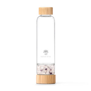Edle Glas-Trinkflasche mit Bambusdeckel und separater Kammer, gefüllt mit einer Mischung aus Rosenquarz-, Bergkristall- und Amethyst-Edelsteinen.