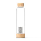 Schlanke Tee-Glasflasche mit Bambusdeckel und -boden sowie einem integrierten Edelstahlsieb.