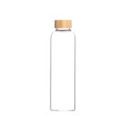 Schlanke Glas-Trinkflasche mit einem schlichten Bambus-Schraubdeckel.