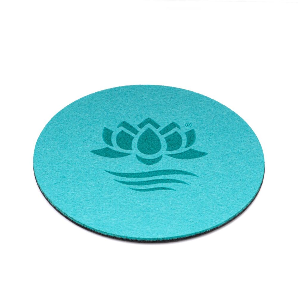 Runder, türkisfarbener Filzuntersetzer mit eingeprägtem Lotus Vita Logo, auf weißem Hintergrund.
